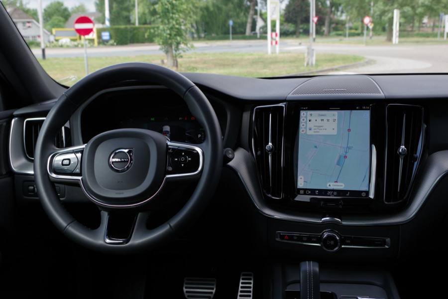 Volvo XC60 2.0 350 PK T6 Plug-in Hybrid AWD Plus Dark Long Range, Panoramadak, Trekhaak, Harman/Kardon, 360 Camera