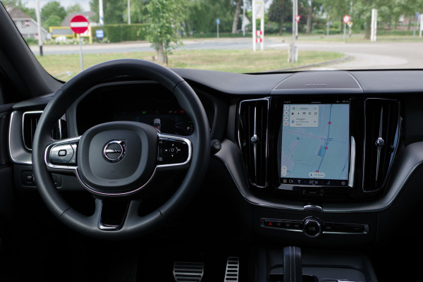 Volvo XC60 2.0 350 PK T6 Plug-in Hybrid AWD Plus Dark Long Range, Panoramadak, Trekhaak, Harman/Kardon, 360 Camera