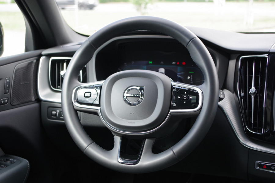 Volvo XC60 2.0 350 PK T6 Plug-in Hybrid AWD Plus Dark Long Range, Panoramadak, Trekhaak, Harman/Kardon, 360 Camera