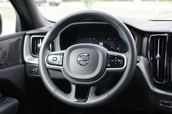 Volvo XC60 2.0 350 PK T6 Plug-in Hybrid AWD Plus Dark Long Range, Panoramadak, Trekhaak, Harman/Kardon, 360 Camera