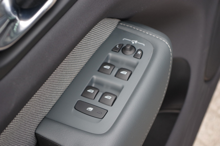Volvo XC60 2.0 350 PK T6 Plug-in Hybrid AWD Plus Dark Long Range, Panoramadak, Trekhaak, Harman/Kardon, 360 Camera