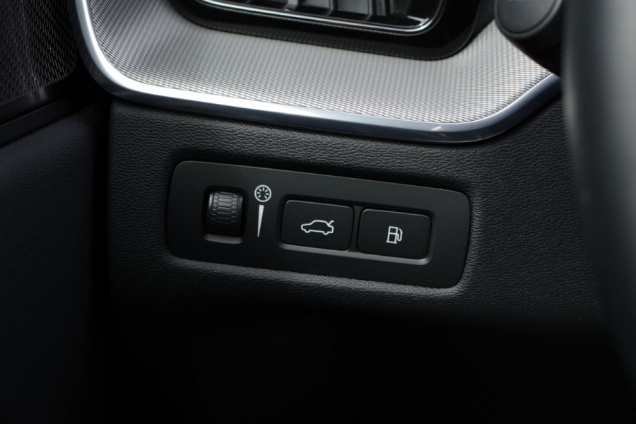 Volvo XC60 2.0 350 PK T6 Plug-in Hybrid AWD Plus Dark Long Range, Panoramadak, Trekhaak, Harman/Kardon, 360 Camera