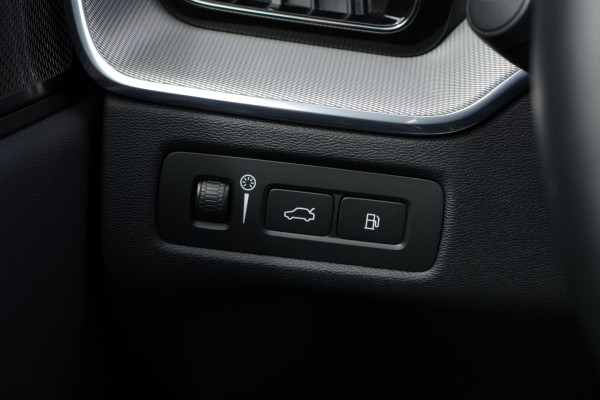 Volvo XC60 2.0 350 PK T6 Plug-in Hybrid AWD Plus Dark Long Range, Panoramadak, Trekhaak, Harman/Kardon, 360 Camera