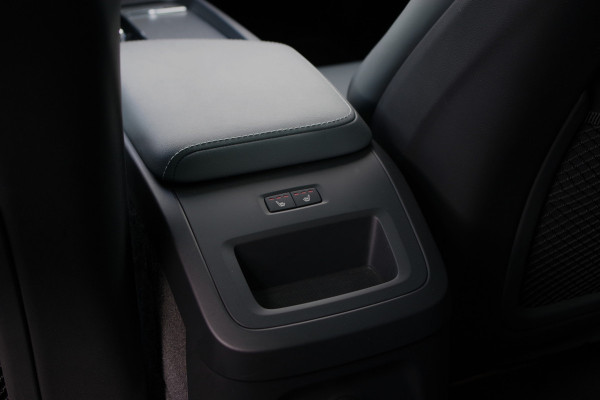 Volvo XC60 2.0 350 PK T6 Plug-in Hybrid AWD Plus Dark Long Range, Panoramadak, Trekhaak, Harman/Kardon, 360 Camera