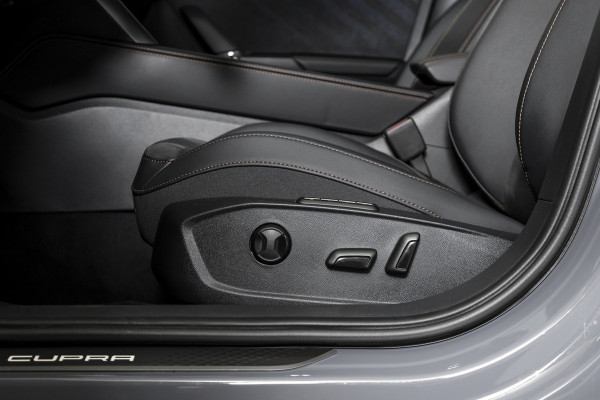 CUPRA Formentor 1.5 TSI 272 PK e-Hybrid VZ Performance - Automaat | Dig. Cockpit | Adapt. Cruise | Stoel-+Stuurverw. | Elek. stoel met geheugen | PDC | Camera | NAV + App. Connect | ECC | LM 19" Sandstorm Copper |