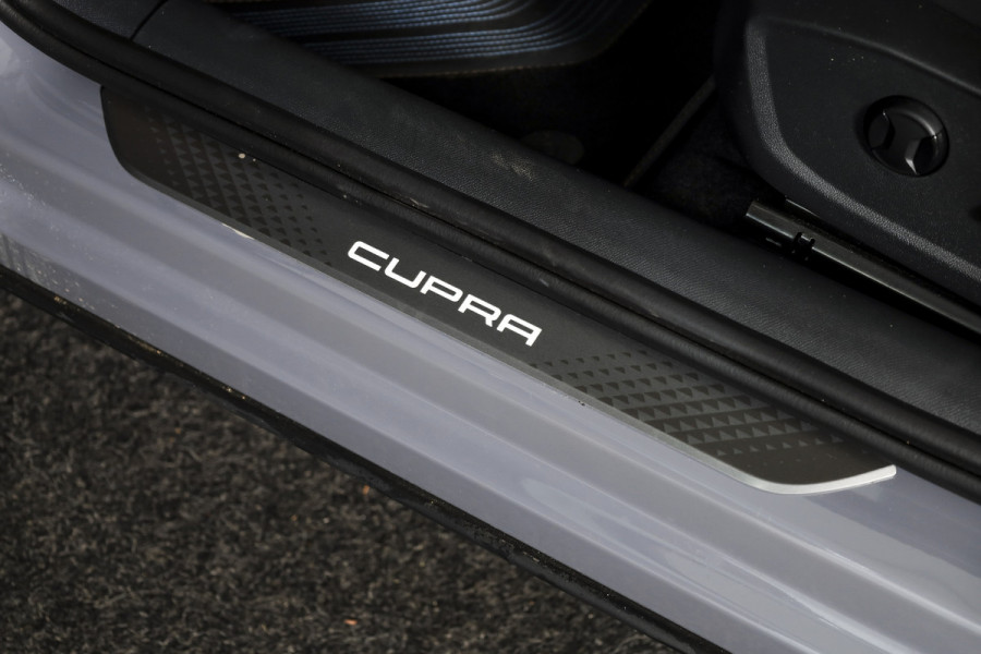 CUPRA Formentor 1.5 TSI 272 PK e-Hybrid VZ Performance - Automaat | Dig. Cockpit | Adapt. Cruise | Stoel-+Stuurverw. | Elek. stoel met geheugen | PDC | Camera | NAV + App. Connect | ECC | LM 19" Sandstorm Copper |
