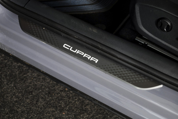 CUPRA Formentor 1.5 TSI 272 PK e-Hybrid VZ Performance - Automaat | Dig. Cockpit | Adapt. Cruise | Stoel-+Stuurverw. | Elek. stoel met geheugen | PDC | Camera | NAV + App. Connect | ECC | LM 19" Sandstorm Copper |
