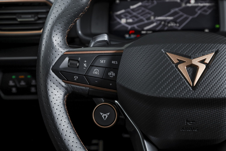 CUPRA Formentor 1.5 TSI 272 PK e-Hybrid VZ Performance - Automaat | Dig. Cockpit | Adapt. Cruise | Stoel-+Stuurverw. | Elek. stoel met geheugen | PDC | Camera | NAV + App. Connect | ECC | LM 19" Sandstorm Copper |