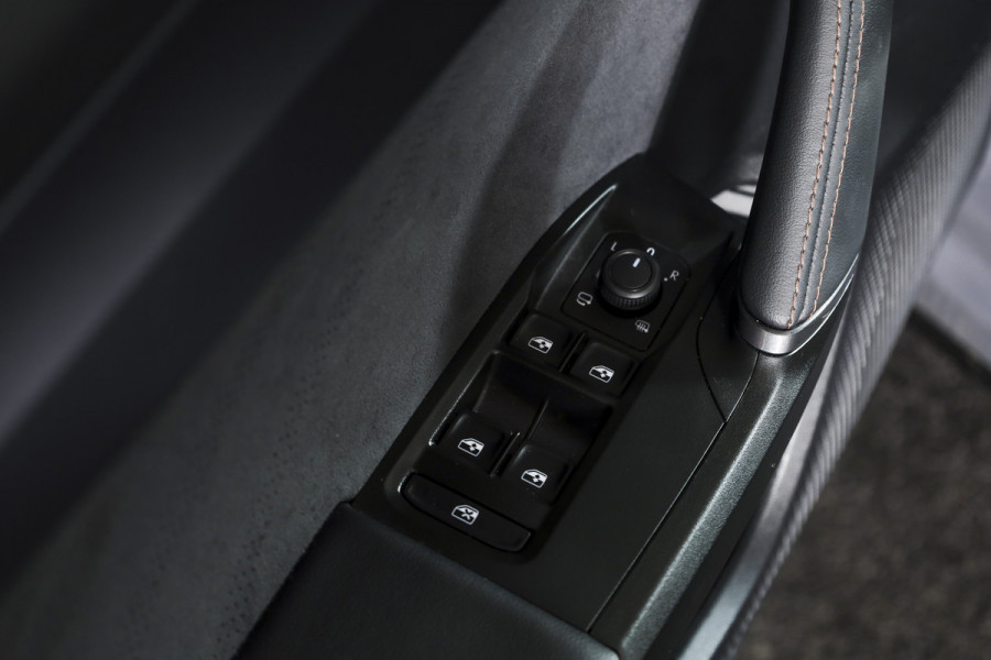 CUPRA Formentor 1.5 TSI 272 PK e-Hybrid VZ Performance - Automaat | Dig. Cockpit | Adapt. Cruise | Stoel-+Stuurverw. | Elek. stoel met geheugen | PDC | Camera | NAV + App. Connect | ECC | LM 19" Sandstorm Copper |