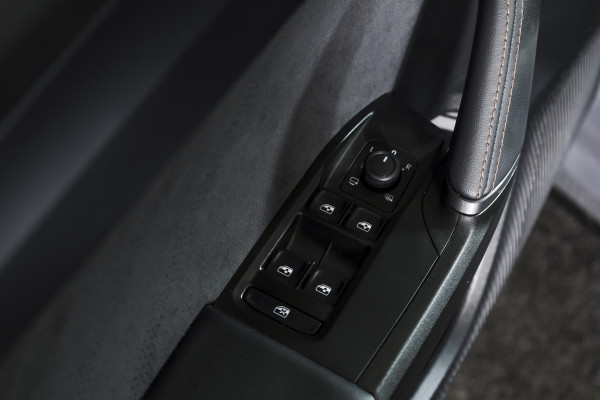CUPRA Formentor 1.5 TSI 272 PK e-Hybrid VZ Performance - Automaat | Dig. Cockpit | Adapt. Cruise | Stoel-+Stuurverw. | Elek. stoel met geheugen | PDC | Camera | NAV + App. Connect | ECC | LM 19" Sandstorm Copper |