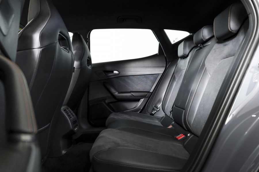CUPRA Formentor 1.5 TSI 272 PK e-Hybrid VZ Performance - Automaat | Dig. Cockpit | Adapt. Cruise | Stoel-+Stuurverw. | Elek. stoel met geheugen | PDC | Camera | NAV + App. Connect | ECC | LM 19" Sandstorm Copper |