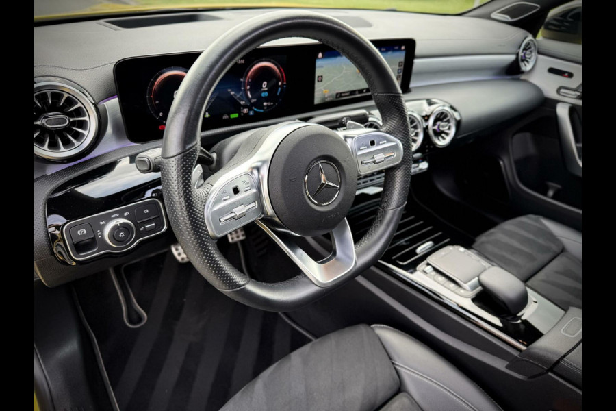 Mercedes-Benz CLA-Klasse 250 e AMG CLA250e Coupe Panoramadak|Burmester®|Camera 360°|Sfeerverlichting|Head-up|Multibeam LED|Night pakket
