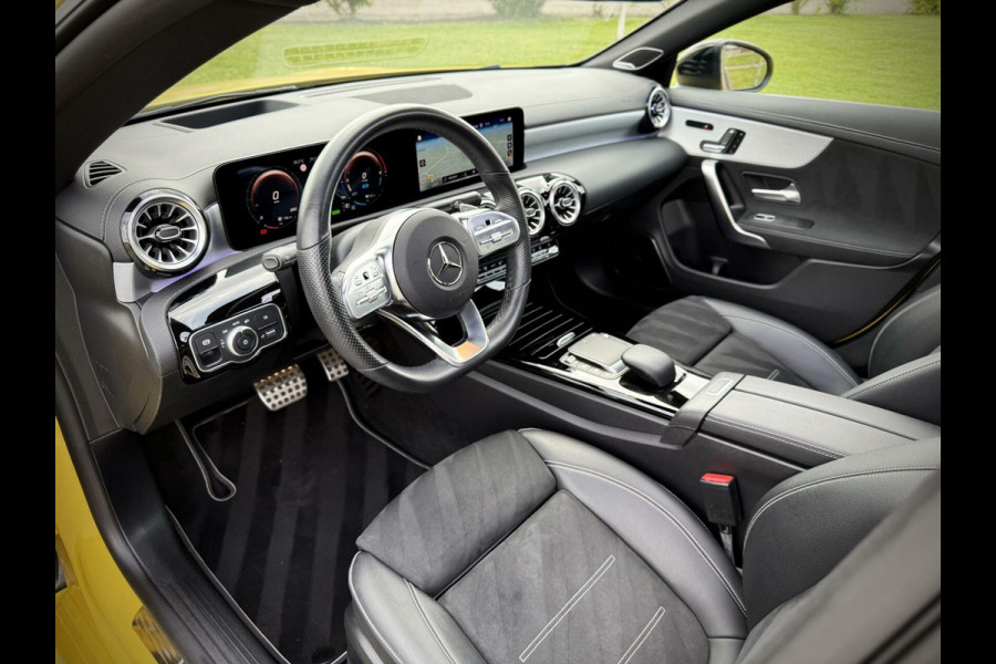 Mercedes-Benz CLA-Klasse 250 e AMG CLA250e Coupe Panoramadak|Burmester®|Camera 360°|Sfeerverlichting|Head-up|Multibeam LED|Night pakket