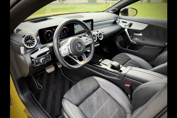 Mercedes-Benz CLA-Klasse 250 e AMG CLA250e Coupe Panoramadak|Burmester®|Camera 360°|Sfeerverlichting|Head-up|Multibeam LED|Night pakket