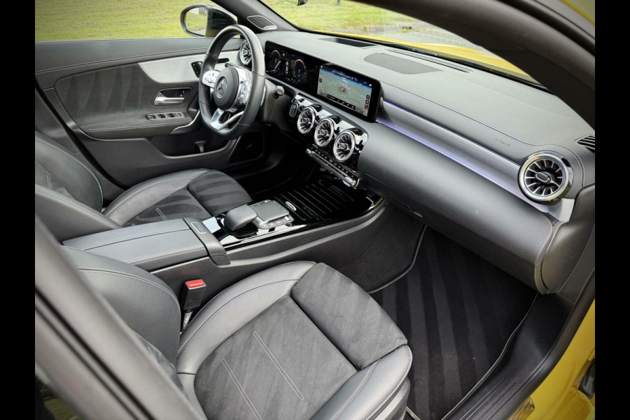Mercedes-Benz CLA-Klasse 250 e AMG CLA250e Coupe Panoramadak|Burmester®|Camera 360°|Sfeerverlichting|Head-up|Multibeam LED|Night pakket