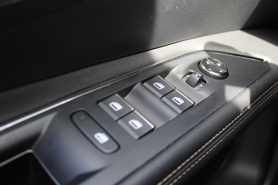Peugeot 3008 1.6 HYbrid 225 GT | Panoramadak | Adaptieve Cruise | BLIS | Led | Navigatie
