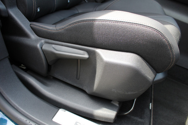 Peugeot 3008 1.6 HYbrid 225 GT | Panoramadak | Adaptieve Cruise | BLIS | Led | Navigatie