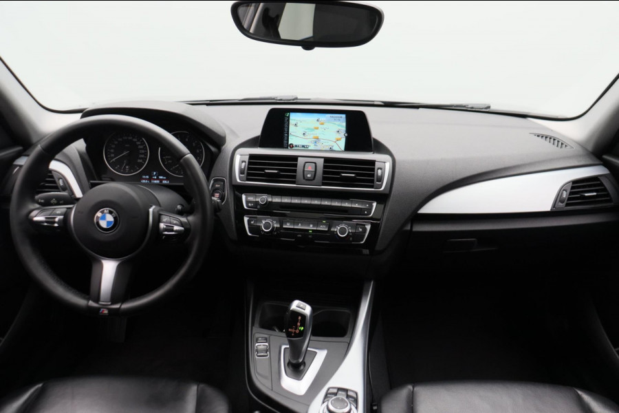 BMW 1-serie 118i High Executive * Trekhaak * Panoramadak Leder Stoelverwarming