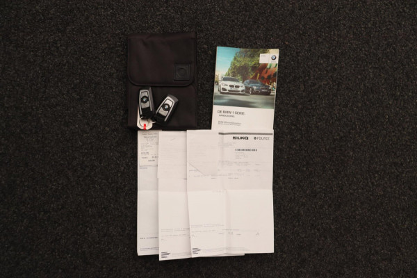 BMW 1-serie 118i High Executive * Trekhaak * Panoramadak Leder Stoelverwarming
