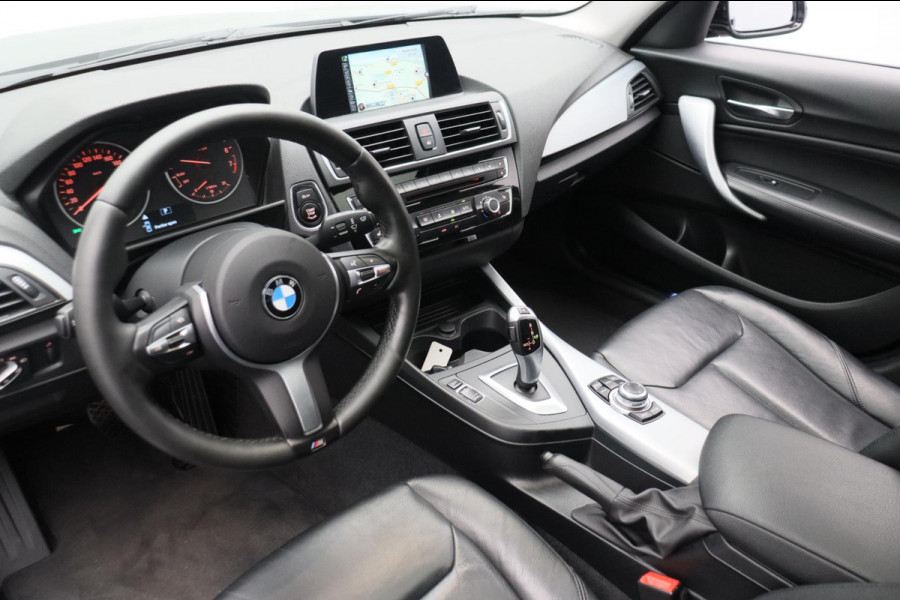 BMW 1-serie 118i High Executive * Trekhaak * Panoramadak Leder Stoelverwarming