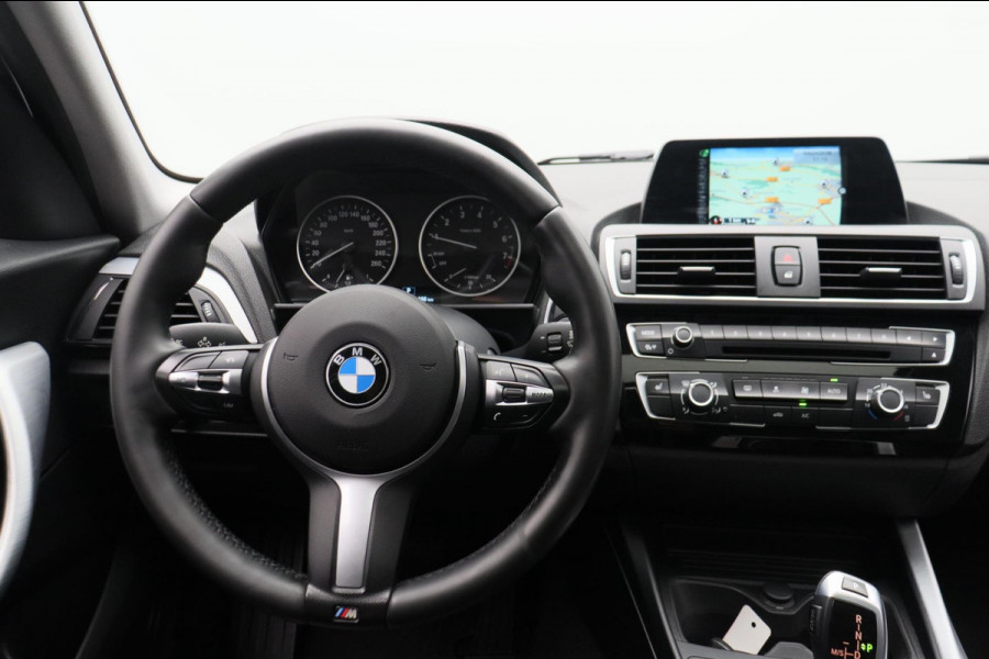 BMW 1-serie 118i High Executive * Trekhaak * Panoramadak Leder Stoelverwarming