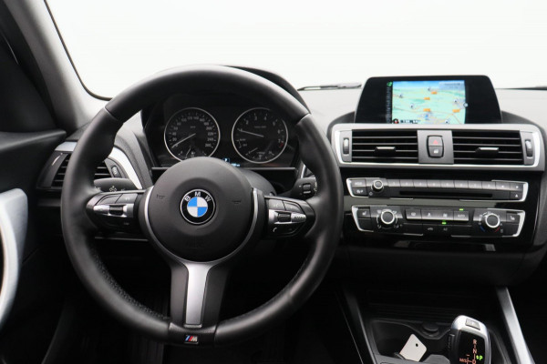 BMW 1-serie 118i High Executive * Trekhaak * Panoramadak Leder Stoelverwarming