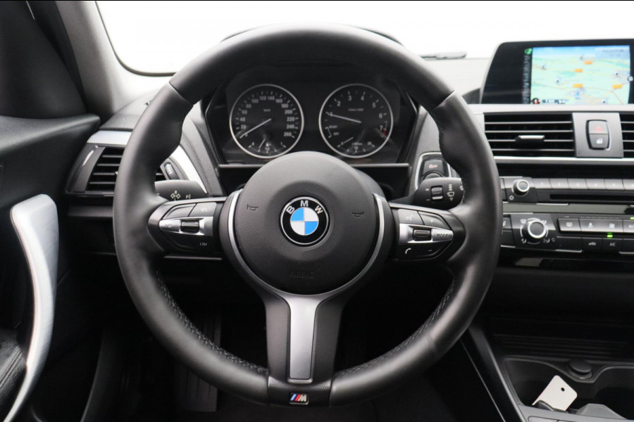 BMW 1-serie 118i High Executive * Trekhaak * Panoramadak Leder Stoelverwarming
