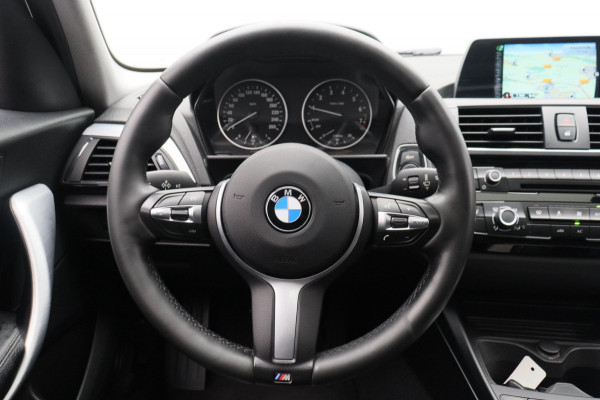 BMW 1-serie 118i High Executive * Trekhaak * Panoramadak Leder Stoelverwarming