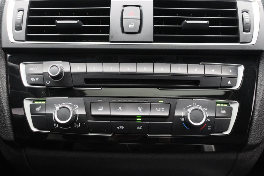 BMW 1-serie 118i High Executive * Trekhaak * Panoramadak Leder Stoelverwarming