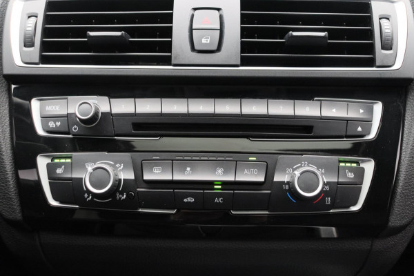 BMW 1-serie 118i High Executive * Trekhaak * Panoramadak Leder Stoelverwarming
