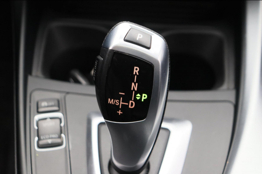 BMW 1-serie 118i High Executive * Trekhaak * Panoramadak Leder Stoelverwarming
