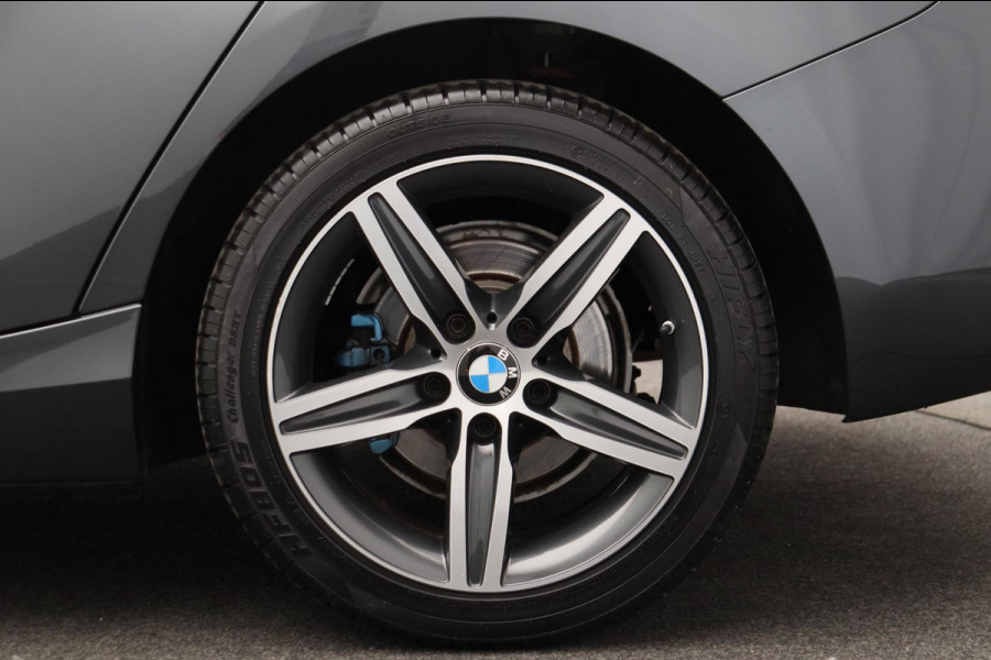 BMW 1-serie 118i High Executive * Trekhaak * Panoramadak Leder Stoelverwarming