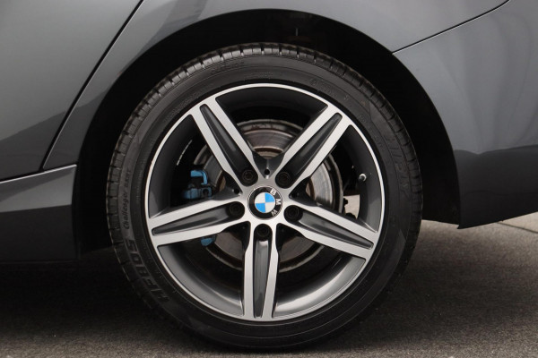 BMW 1-serie 118i High Executive * Trekhaak * Panoramadak Leder Stoelverwarming