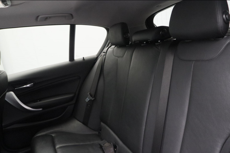 BMW 1-serie 118i High Executive * Trekhaak * Panoramadak Leder Stoelverwarming