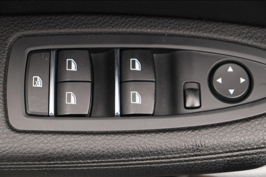 BMW 1-serie 118i High Executive * Trekhaak * Panoramadak Leder Stoelverwarming