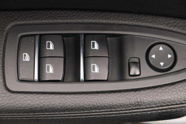 BMW 1-serie 118i High Executive * Trekhaak * Panoramadak Leder Stoelverwarming