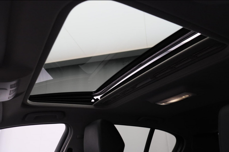 BMW 1-serie 118i High Executive * Trekhaak * Panoramadak Leder Stoelverwarming