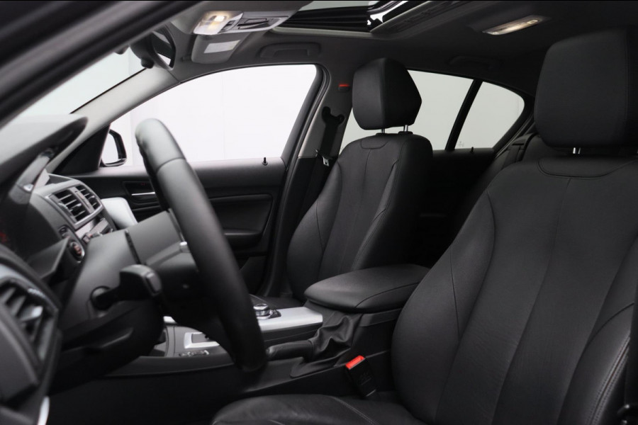 BMW 1-serie 118i High Executive * Trekhaak * Panoramadak Leder Stoelverwarming