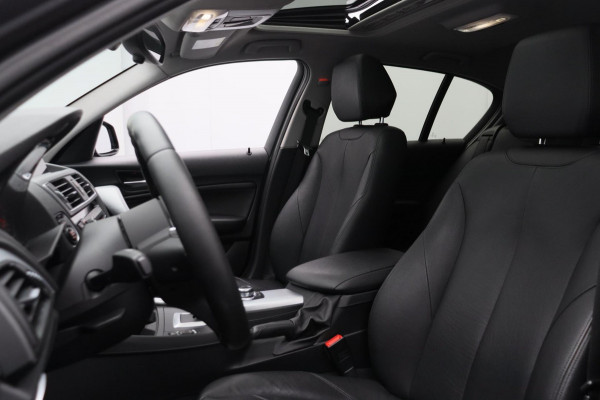 BMW 1-serie 118i High Executive * Trekhaak * Panoramadak Leder Stoelverwarming