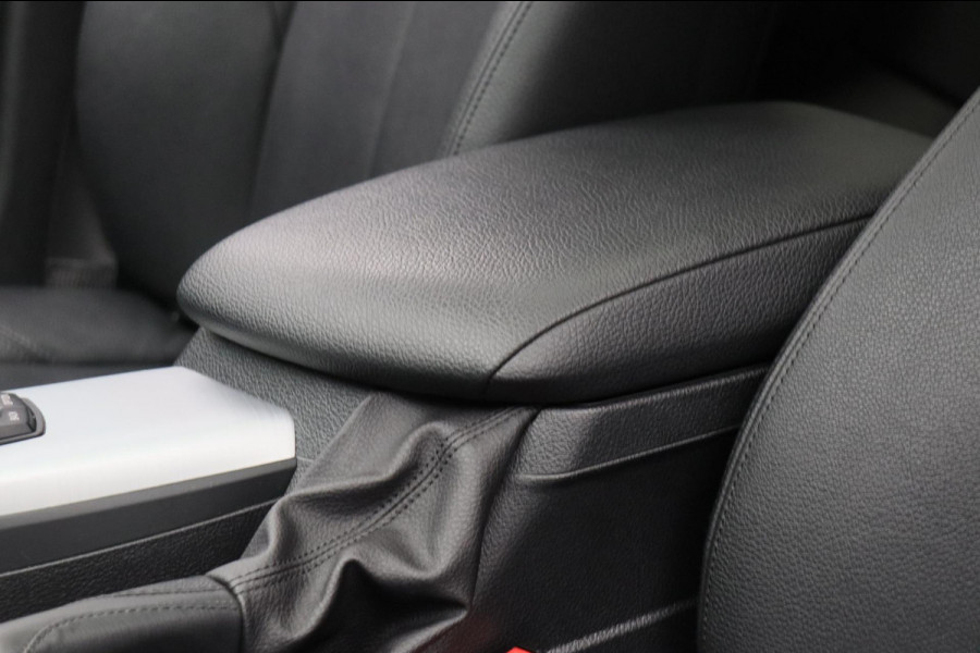 BMW 1-serie 118i High Executive * Trekhaak * Panoramadak Leder Stoelverwarming