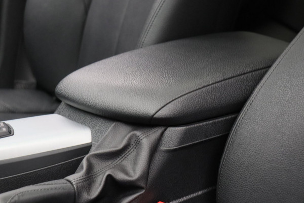 BMW 1-serie 118i High Executive * Trekhaak * Panoramadak Leder Stoelverwarming