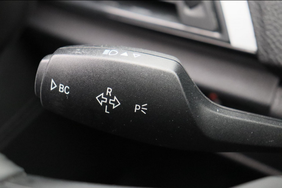 BMW 1-serie 118i High Executive * Trekhaak * Panoramadak Leder Stoelverwarming