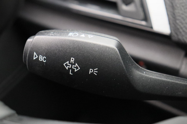 BMW 1-serie 118i High Executive * Trekhaak * Panoramadak Leder Stoelverwarming