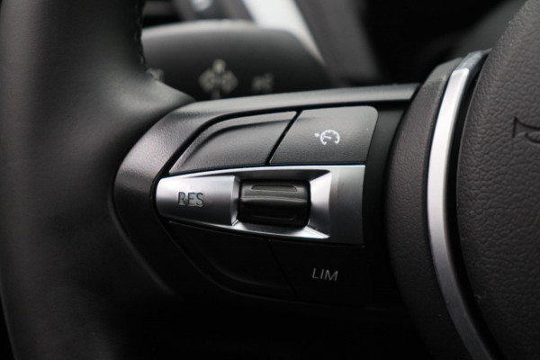 BMW 1-serie 118i High Executive * Trekhaak * Panoramadak Leder Stoelverwarming