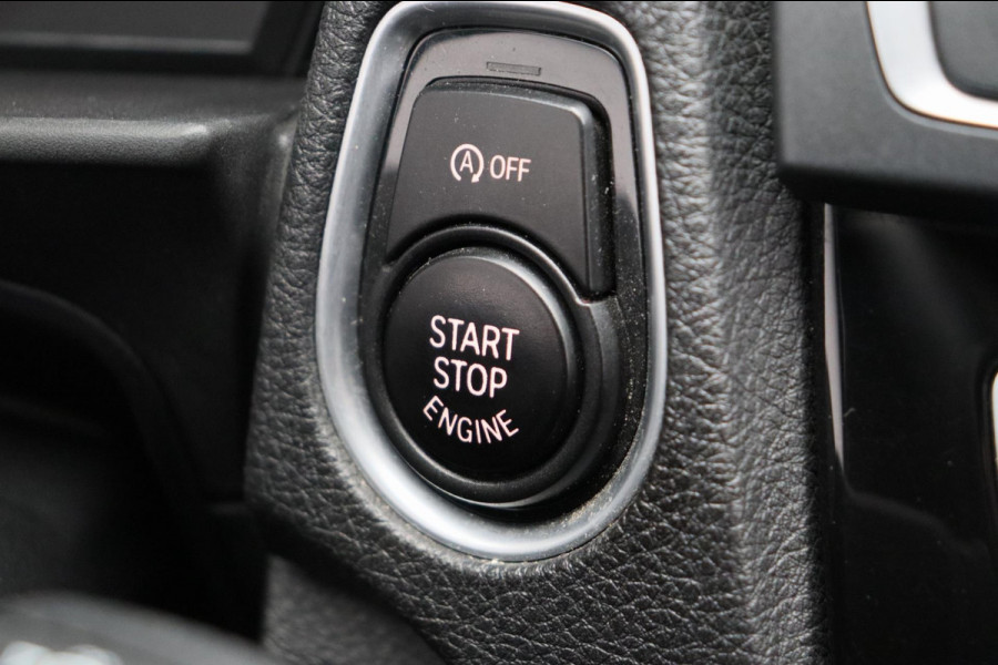 BMW 1-serie 118i High Executive * Trekhaak * Panoramadak Leder Stoelverwarming