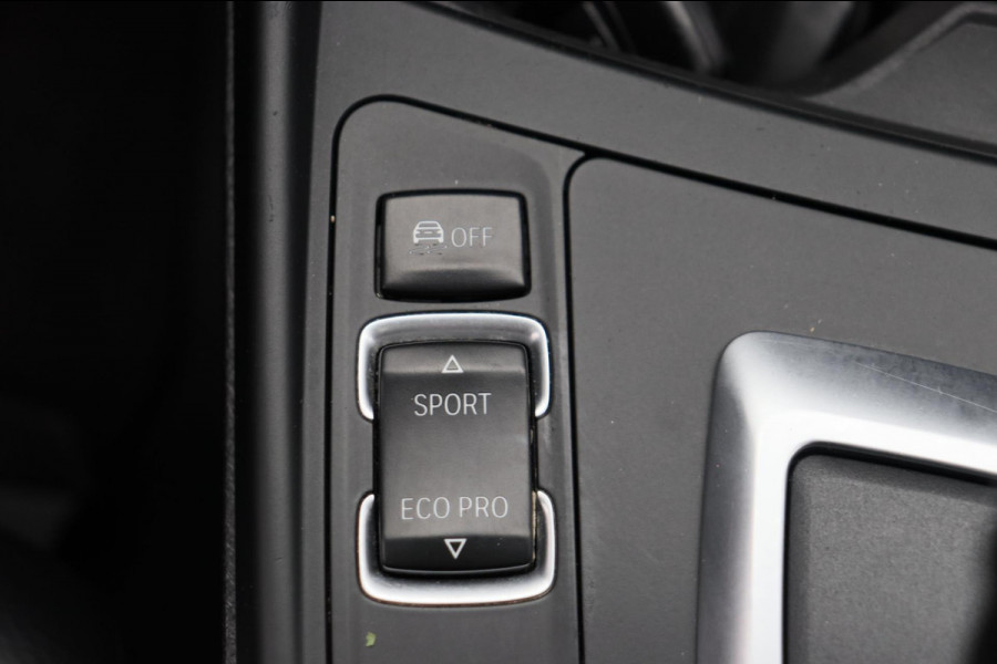 BMW 1-serie 118i High Executive * Trekhaak * Panoramadak Leder Stoelverwarming