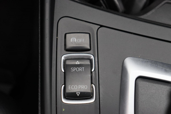 BMW 1-serie 118i High Executive * Trekhaak * Panoramadak Leder Stoelverwarming