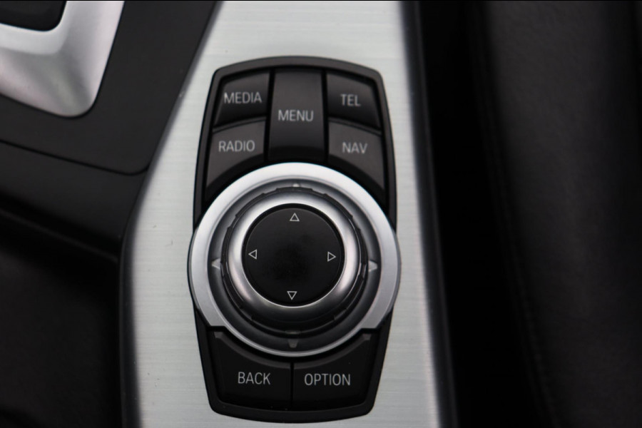 BMW 1-serie 118i High Executive * Trekhaak * Panoramadak Leder Stoelverwarming
