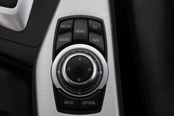 BMW 1-serie 118i High Executive * Trekhaak * Panoramadak Leder Stoelverwarming