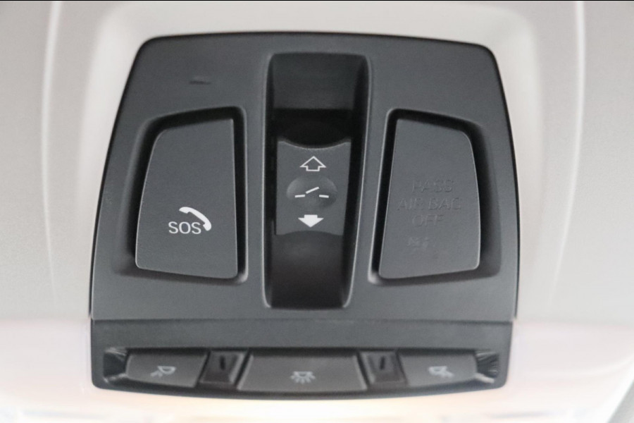 BMW 1-serie 118i High Executive * Trekhaak * Panoramadak Leder Stoelverwarming